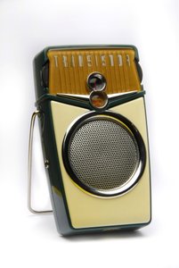 Stilleben af en TRANSISTOR RADIO eller POCKET RADIO eller TRANSISTOR BÆRBAR RADIO. af Anonymous Anonymous