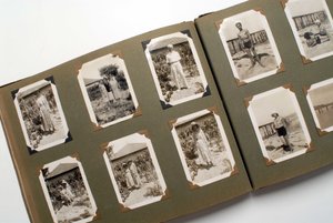 Stilleben af et fotoalbum (fotografisk) omkring 1925. af Anonymous Anonymous
