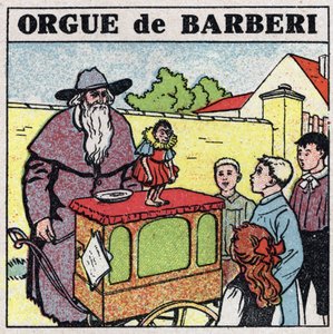 Musikkens virkning: en stikkende orgelspiller og en abe underholder børn på en gade. Anonym illustration fra 1925. Privat samling. af Anonymous Anonymous