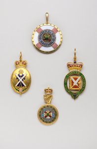 Storbritannien - Thistle-ordenen - Venstre: Insignia for herald af skotske våben, dette insignier er ikke udelukkende knyttet til Order of Thistle, midten af det 18. århundrede, Guld og Emals, H 7 cm; b 3,8 cm; vægt: 36 g - Til højre: insignier af dekan fo af Anonymous Anonymous