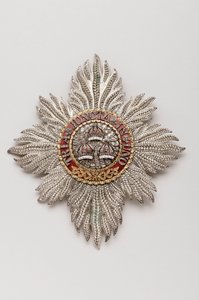 Storbritannien - Order of the Bath: Ridderplade tilhørende George IV (1762-1830), Regent, dengang konge af England (1820-1830) - Fremstillet af Rundell, Bridge & Rundell, London - 1813 - Guld, sølv, diamanter og emaljer - H 11,9 cm; b 10,6 cm; vægt: af Anonymous Anonymous