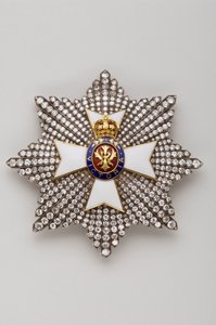 Det Forenede Kongerige - Royal Order of Victoria: plaque of ridder Grand Cross - End XIX århundrede - Guld, sølv, diamanter, smaragd, rubiner og emaljer - D 7,9 cm; vægt: 56 g - Privat samling af Anonymous Anonymous