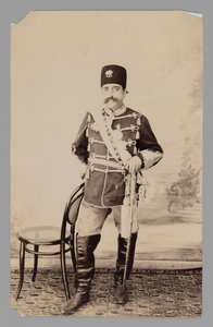 Portræt i fuld længde af Mozaffar al-Din Shah, slutningen af det 19.-begyndelsen af det 20. århundrede (sølv gelatinetryk) af Antoin Sevruguin