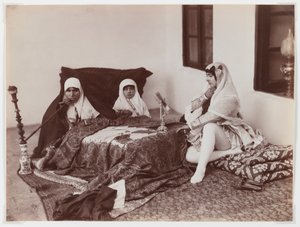 Damer i harem (sølvalbuminfoto)