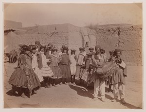 Gruppe kvinder danser i stammedragt (sølvalbumin-tryk)