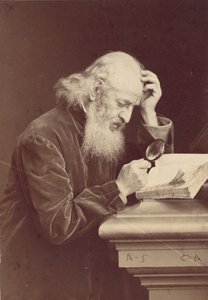 [Skægget mand med forstørrelsesglas undersøger et manuskript], 1870
