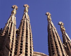 Spirer fra La Sagrada Familia, kirke påbegyndt i 1882 (foto)
