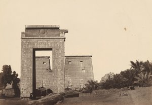 Karnak: Port of Khonsu af Antonio Beato