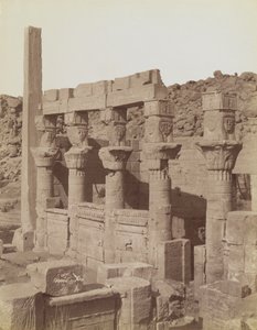 Philae, udsigt fra den nordøstlige del af den sydlige ende af West Colonnade og verandaen i Nectanebo ved Isis-templet af Antonio Beato