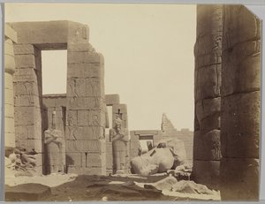 Ramesseum med statuen (foto af gelatinesølv) af Antonio Beato