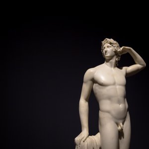 MILAN, ITALIEN - juni 2020: den antikke skulptur Apollo Crowing Himself - 1782 - Ant..., 2019 (foto) af Antonio Canova