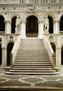 Udsigt over Scala dei Giganti, designet af Antonio Rizzo med statuer af Mars og Neptun af Jacopo Sansovino (1486-1570) af Antonio Rizzo