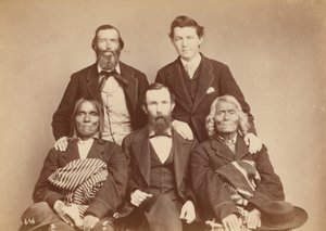Alexander Gardner, William Henry Jackson og Antonio Zeno Shindler med Pueblo-delegaterne Alejandro Padilla, guvernør i Isleta, og Ambrosio Abeita, tidligere guvernør i Isleta,1868 (foto)