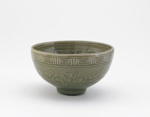 Serveringsskål i stil med Longquan ware, Serveringsskål (hachi), tidligt i det 19. århundrede (stentøj med celadon glasur) af Aoki (attr. to) Mokubei