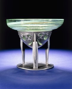 En Liberty Tudric tinskål med James Couper & Sons Clutha glasforing, ca. 1902-05 (tin, glas)
