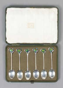 Et sæt Cymric sølvskeer i æske med emaljerede endestykker designet af Archibald Knox (1864-1933)