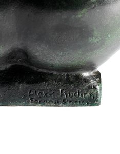 Krøjende pige, der holder en fod af Aristide Maillol