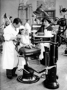 En tandklinik, Italien (glasplade)
