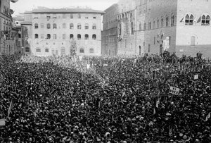 Publikum samlet på Piazza Signoria i anledning af Hitler og Mussolinis besøg i Firenze, 05/1938 (s/h foto)
