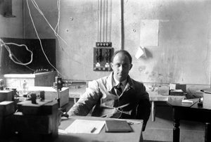 Den italienske fysiker Enrico Fermi (1901-1954 Nobelprisen i fysik i 1938) i laboratoriet (s/h foto)