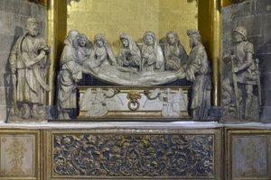 Graven: Kristi ligklæde holdes af Nicomede og Josef af Arimathia, der holder Jesu hoved, bagved, Sankt Johannes støtter Jomfru Maria, efterfulgt af tre kvinder, den første bærer kronens krone og den sidste er Maria Magdalene - Skulptur (f af Arnaud de (attr.to) Moles