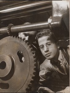 [Nærbillede af en mand, der arbejder med et stort redskab].