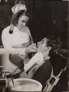 [Tandplejer inspicerer en patients mund]. af Arnold Eagle