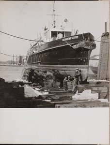 [Fire mænd reparerer den nederste halvdel af en båd i havn]. af Arnold Eagle