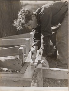 [Murer glatter cement, mens han støber et fundament]. af Arnold Eagle