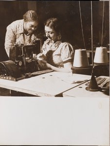 [To kvinder bruger en symaskine]. af Arnold Eagle