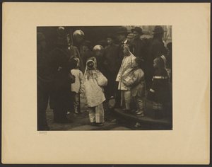 [Parade, Chinatown] af Arnold Genthe