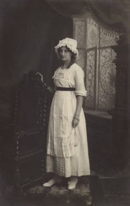 Pige med blondehætte af Arthur C. Burgess