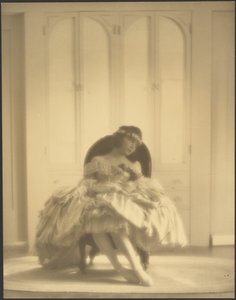 [Kvinde i gammeldags kostume med blomstret pandebånd]. af Arthur F. Kales