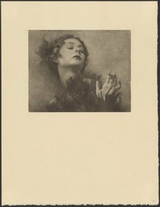 [Kvinde med vifte af påfuglefjer]. af Arthur F. Kales