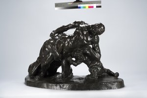 Mand låst i kamp med Lioness Cub (bronze)