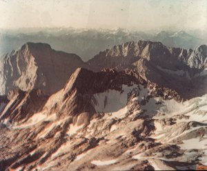 Luftfoto af alpine bjerge fotograferet på glasplade ved hjælp af tidlige Uvach... af Arthur Traube