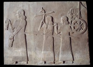 Art Mesopotamia (Assyrien): hoffet til kongen af Assyriens palads Sargon II (721 - 705 f.Kr.) tjenere, der bærer situlerne og kongens vogn. Paris, Musée du Louvre af Assyrian