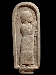 Basalt begravelsesstele af Si Gabbors præst af måneguden. aramæisk epitafium. 7. århundrede f.Kr. Fra Syrien. Paris, Louvre-museet af Assyrian