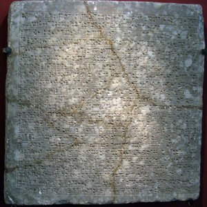 Alabastplade indgraveret med kileskrift, fra fæstningen Sargon II (eller Sharroukin, konge af Assyrien fra 722 til 705 f.Kr.) ved Dur Sharrukin (nu Khorsabad, Irak). Assyrisk kunst, antikken, 8. århundrede f.Kr. Statens Eremitage, Sankt Peter af Assyrian