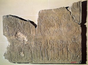 Fragment af et relief, der forestiller et optog af krigsfanger, fra Assurbanipals palads i Nineve (sten) af Assyrian