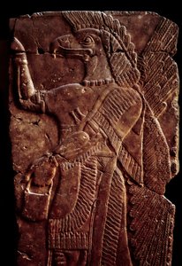Orientalske antikviteter: detalje af et albasterrelief, der repræsenterer en ånds beskyttende vinge med en mands krop og ørnehoved, fra Palace of Sargon II eller Sharroukin, konge af Assyrien til Dur-Sharrukin (nuværende Khorsabad (Khunsabad) (Mesopotamien af Assyrian