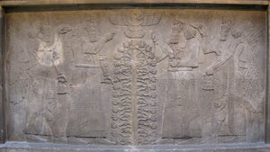 Relief med to figurer af Ashurnasirpal, bevingede mytologiske væsener og guden Ashur, foran Livets Træ, 885-860 f.Kr. af Assyrian