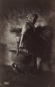 Kvindelig bonde, der bærer en kurv og hø, ca. 1870.