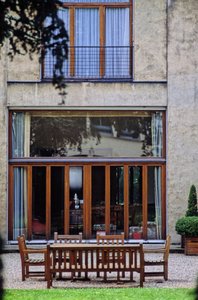 Huset Cassandre i Versailles (Les Yvelines). Opført 1924-1925, arkitekterne Auguste (1874-1954) og Gustave (1876-1952) Perret. Bygget til plakatdesigneren Jean Marie Mouron, kendt som Cassandre, lavet af våbenbeton og med et stort værk.