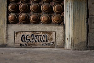 Facade på en beboelsesejendom, detalje med signaturen