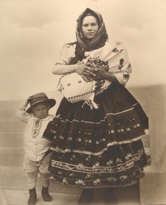 Slovakisk kvinde og børn, ca.1910 af Augustus F. Sherman