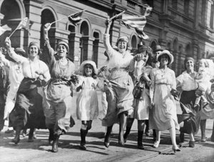 En gruppe kvinder og børn, der fryder sig på en gade i Sydney ved underskrivelsen af våbenhvilen, 11. november 1918 af Australian Photographer