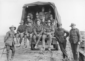 En lastbil med australske artilleriforstærkninger, der fortsætter langs vejen for at slutte sig til batterierne fra 5. australske divisionsartilleri, engageret i kampen om Hindenburg-linjeforsvaret, af Australian Photographer