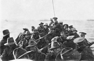 Udsigt bagud af redningsbåd med uidentificerede mænd fra Australian 1st Divisional Signal Company, da de bugseres mod Anzac Cove kl. 6 på landingsdagen, 25. april 1915 (bw phot) af Australian Photographer