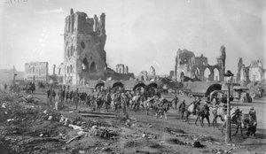En uidentificeret australsk maskingeværsektion med pakkede heste, der passerer ruinerne af Tøjhallen. Bemærk flere motorvogne parkeret i baggrunden, 19. oktober 1917 af Australian Photographer